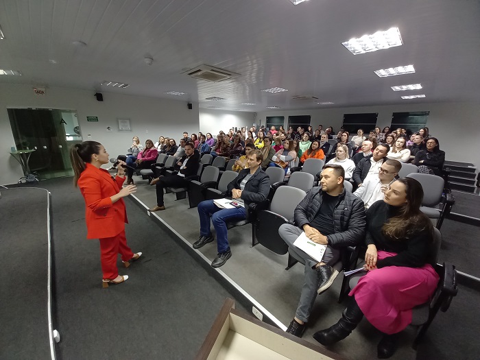 Palestra sobre ansiedade lota o auditório da ACIC