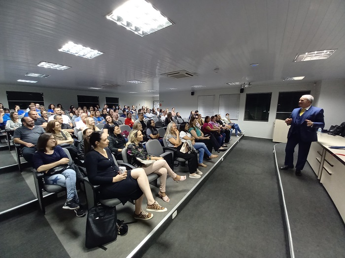 Palestra sobre como cobrar dívidas lota o auditório da ACIC