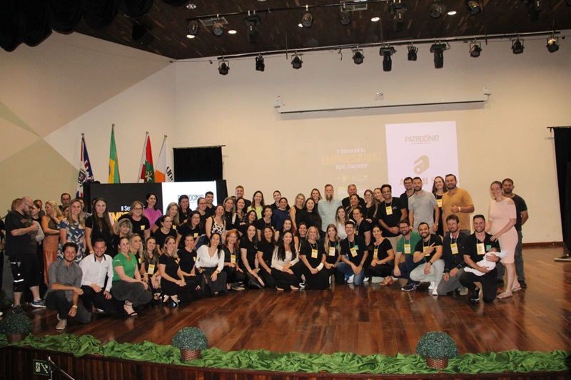 Agradecimento aos membros da organização do evento com Marcos Piangers