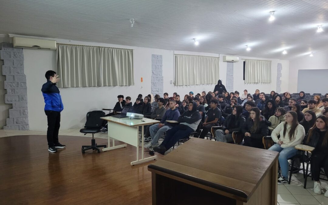 Núcleo da ACIC realiza palestras nas escolas sobre oportunidades na área da tecnologia