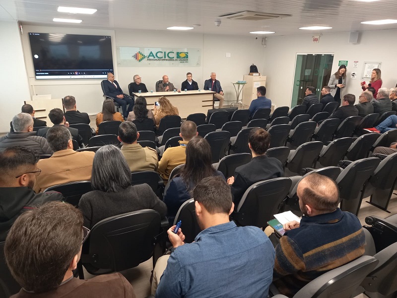 Reunião discute voos regulares e terminal alfandegado em Caçador