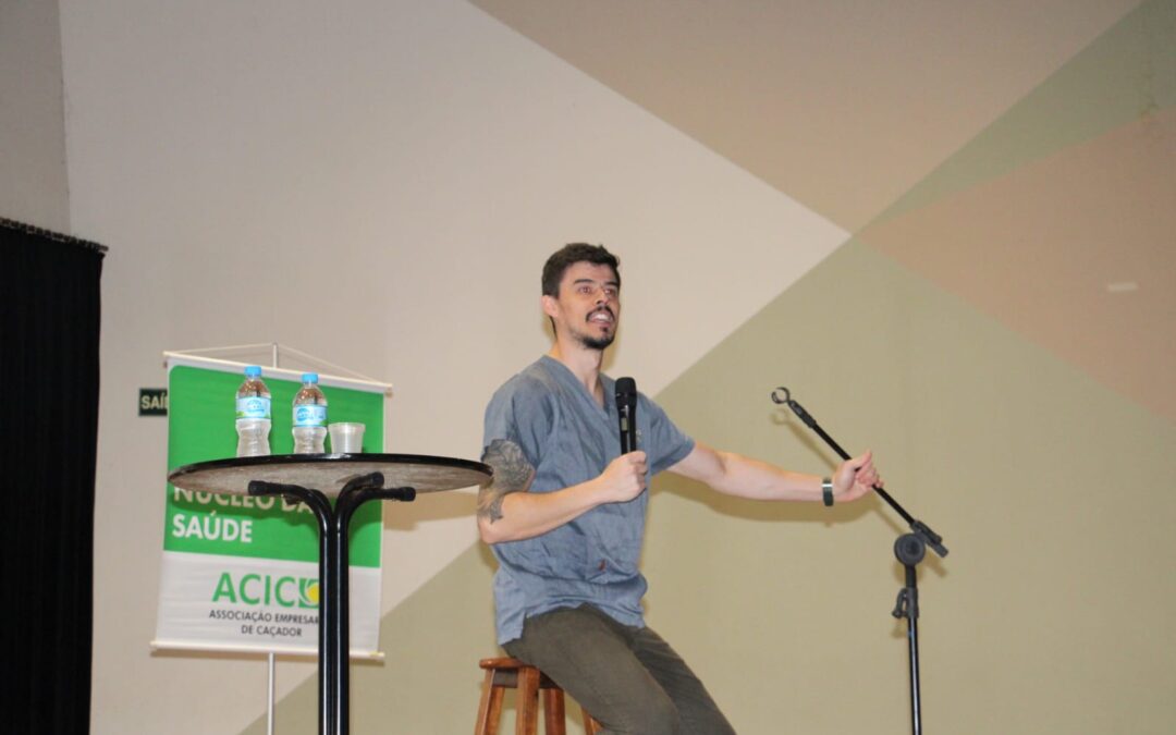Show “Rir é o Melhor Remédio” promove humor, leveza e solidariedade em Caçador