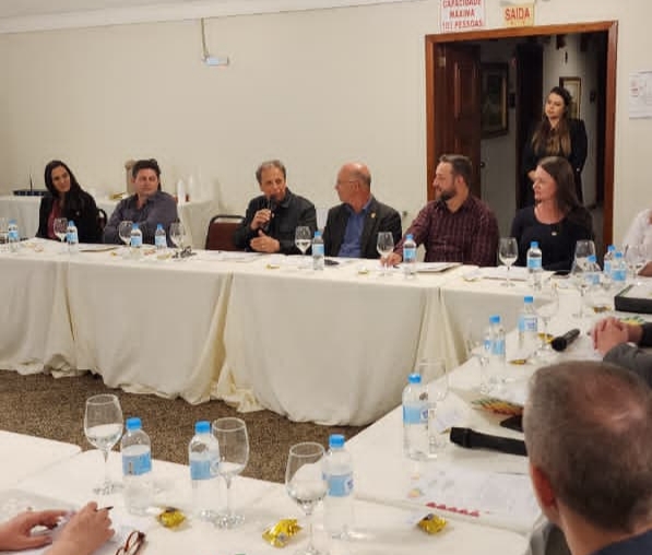 Plenária Regional em Fraiburgo discute habitação e conta com a presença da Secretária de Estado