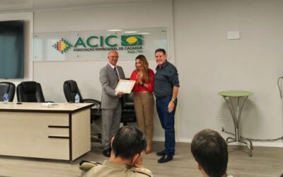 Deputada Paulinha visita ACIC e entrega placa de reconhecimento da Alesc