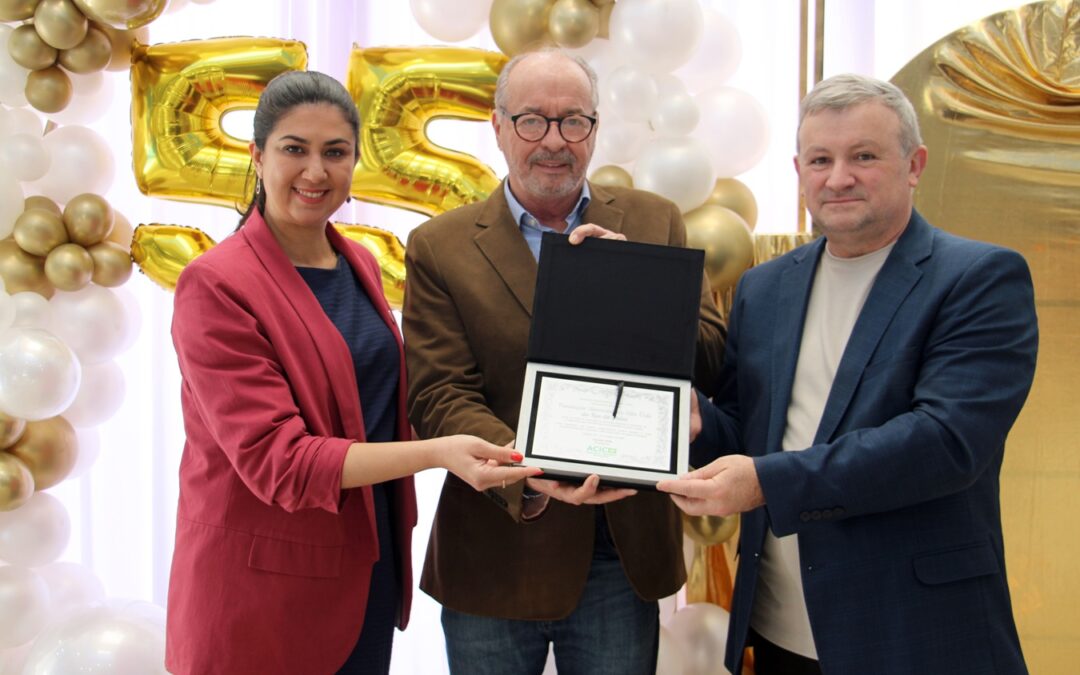 ACIC entrega placa de homenagem no aniversário de 55 anos da Fundação UNIARP