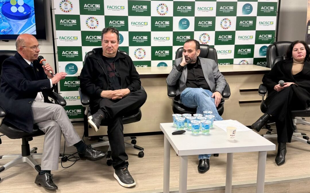 Política no cotidiano é tema de mesa-redonda promovida em Caçador